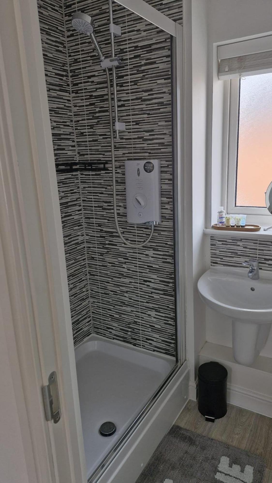 Modern Double Room With En-Suite, Parking & Fast Wifi - Close To Beach Sandgate Esterno foto